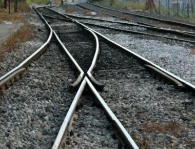Φρικιαστικό θέαμα έξω από τη Θεσσαλονίκη - Εντόπισαν τη σορό ενός άντρα στις σιδηροδρομικές ράγες